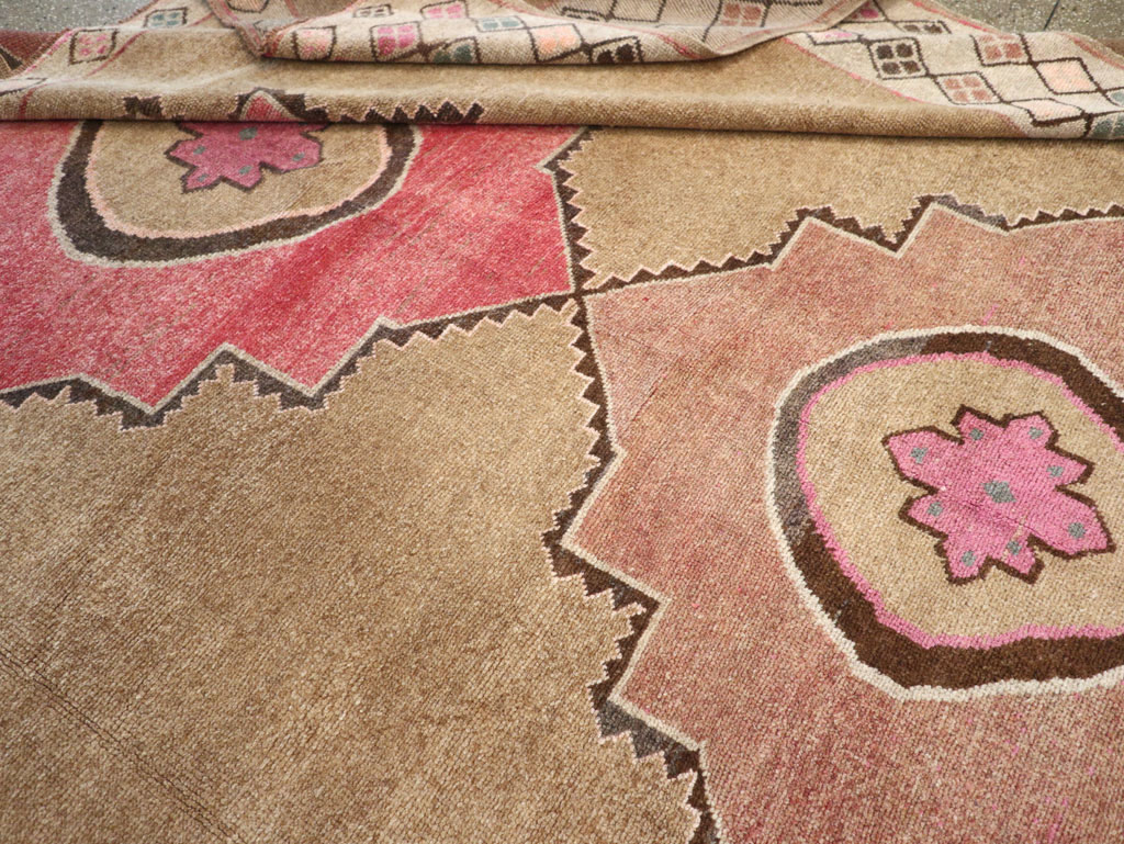 Vintage Turkish Anatolian Room Size Carpet, No.33196 - Galerie Shabab