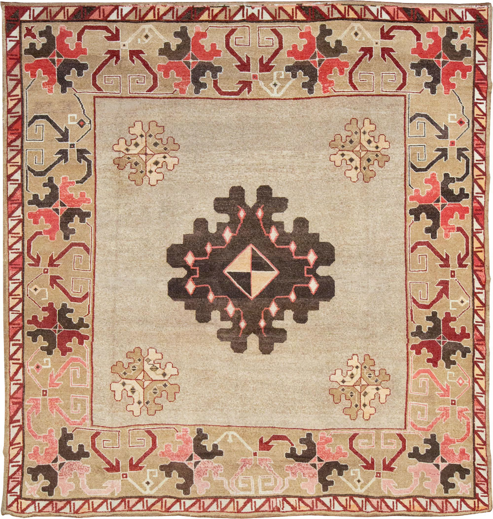 Vintage Turkish Anatolian Square Room Size Carpet, No.33197 - Galerie Shabab