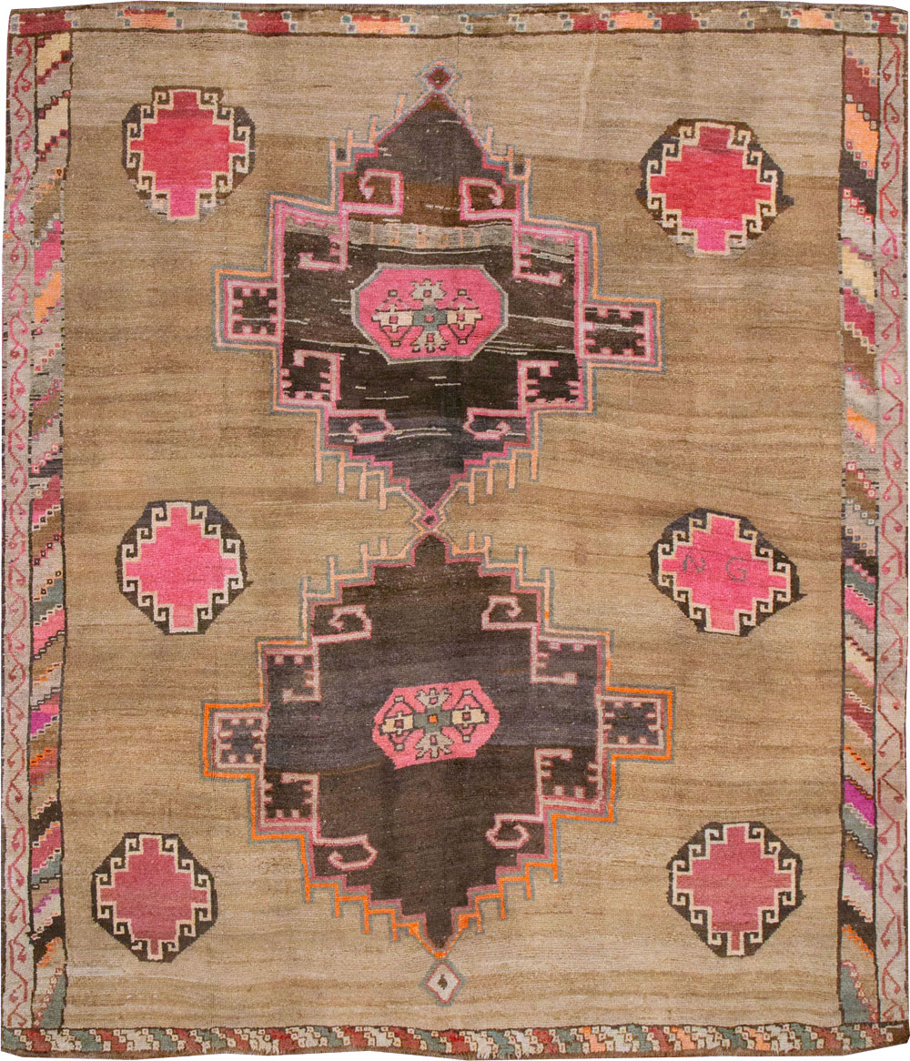 Vintage Turkish Anatolian Room Size Carpet, No.33198 - Galerie Shabab