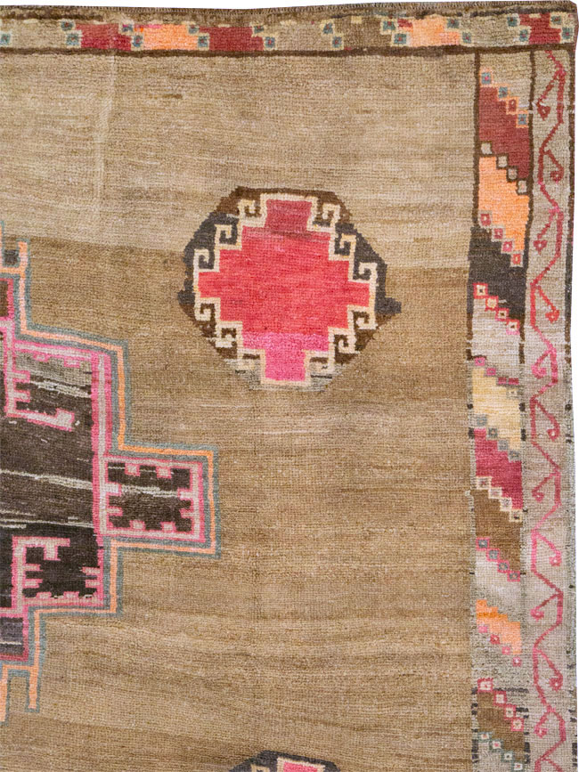 Vintage Turkish Anatolian Room Size Carpet, No.33198 - Galerie Shabab
