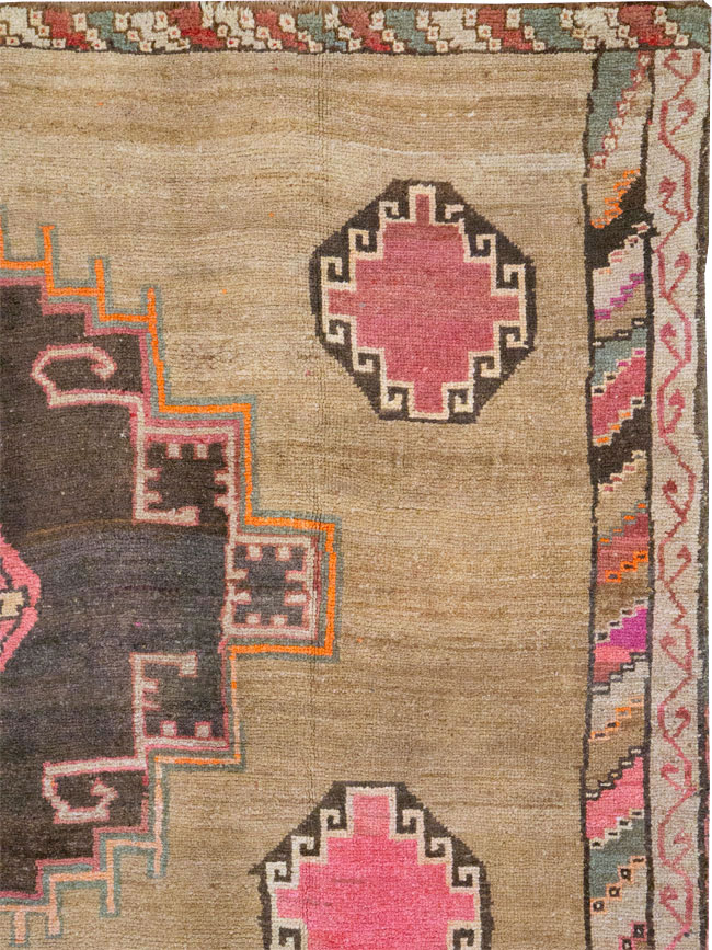 Vintage Turkish Anatolian Room Size Carpet, No.33198 - Galerie Shabab