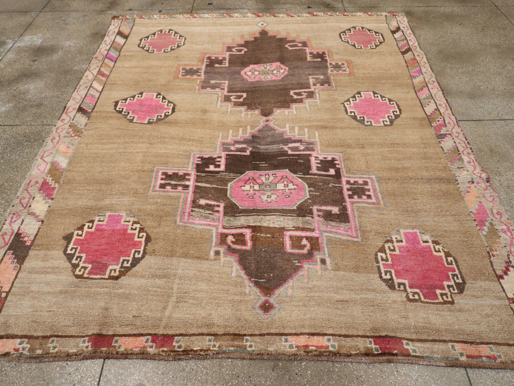 Vintage Turkish Anatolian Room Size Carpet, No.33198 - Galerie Shabab