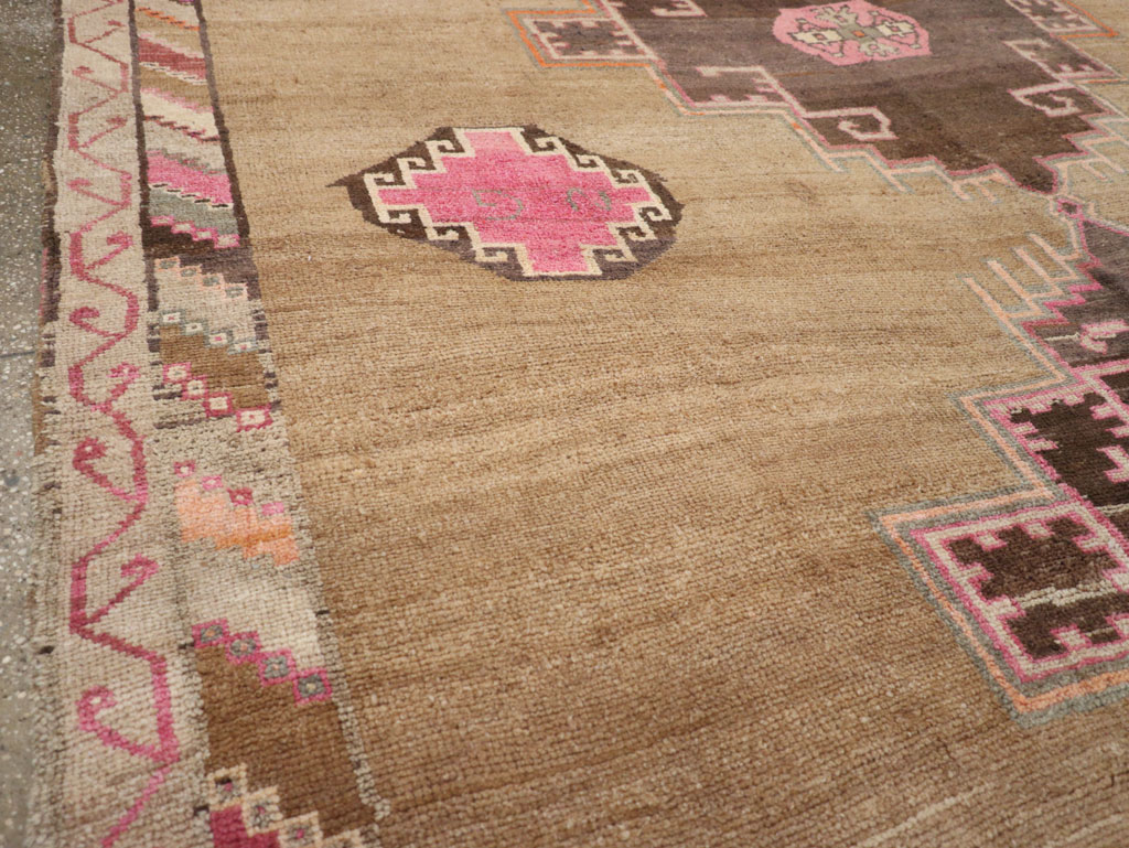 Vintage Turkish Anatolian Room Size Carpet, No.33198 - Galerie Shabab