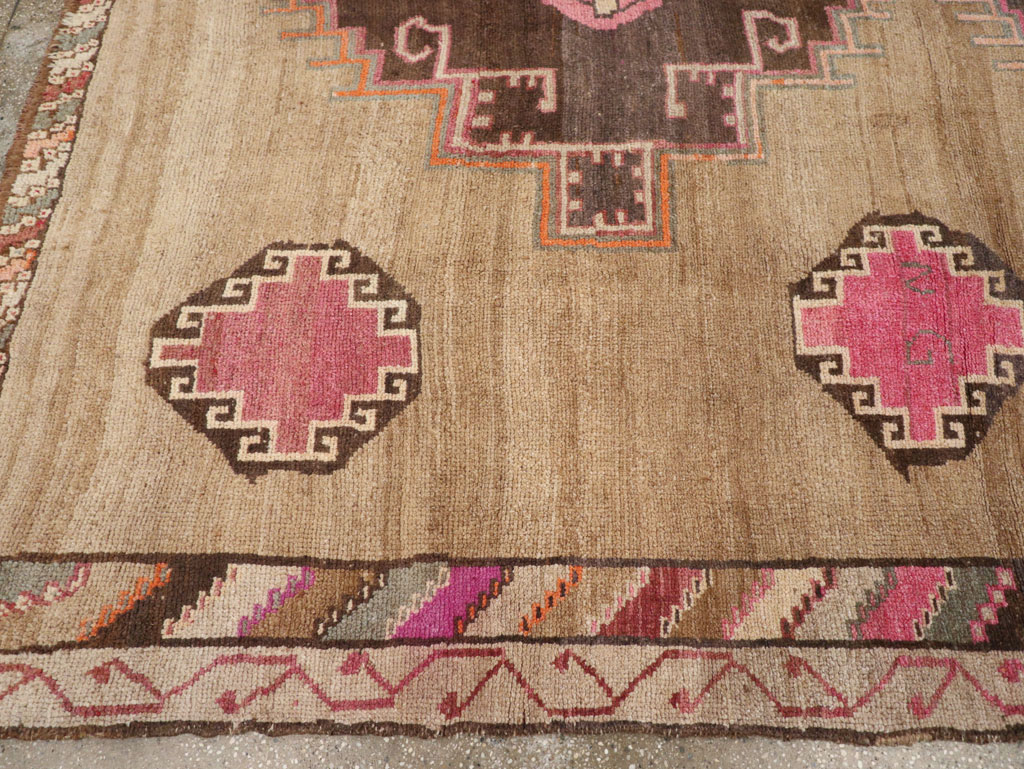 Vintage Turkish Anatolian Room Size Carpet, No.33198 - Galerie Shabab