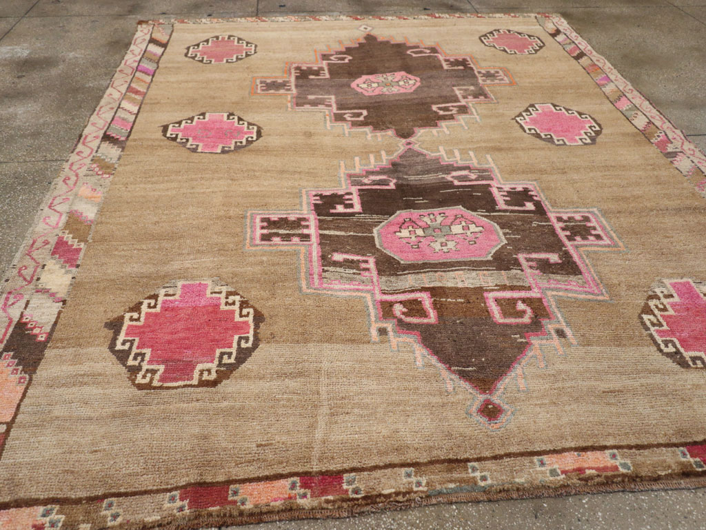Vintage Turkish Anatolian Room Size Carpet, No.33198 - Galerie Shabab
