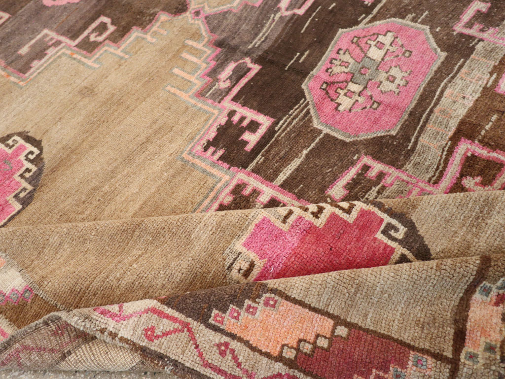 Vintage Turkish Anatolian Room Size Carpet, No.33198 - Galerie Shabab