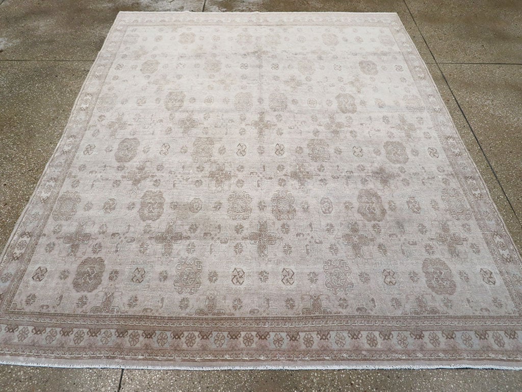 Vintage Turkish Anatolian Accent Rug, No.33246 - Galerie Shabab