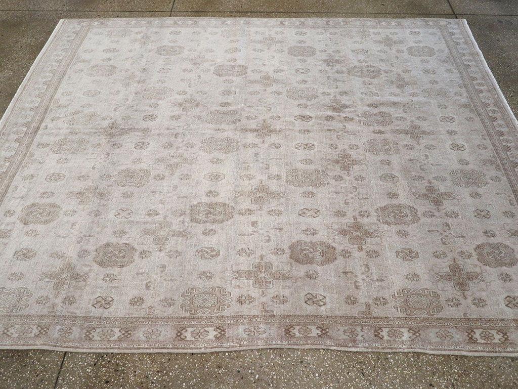 Vintage Turkish Anatolian Accent Rug, No.33246 - Galerie Shabab