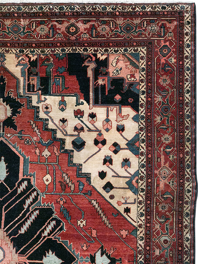 Antique Persian Serapi Accent Carpet, No.33248 - Galerie Shabab