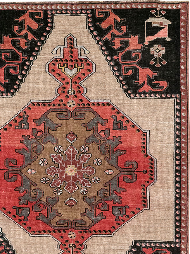 Vintage Turkish Anatolian Room Size Carpet, No.33256 - Galerie Shabab