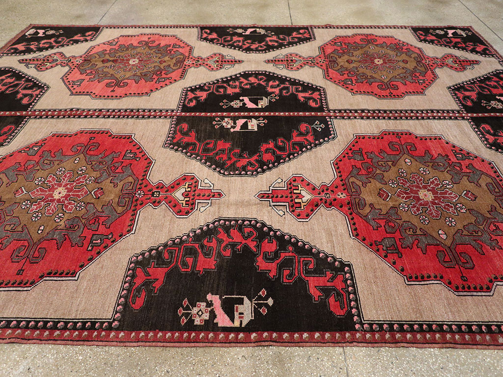 Vintage Turkish Anatolian Room Size Carpet, No.33256 - Galerie Shabab