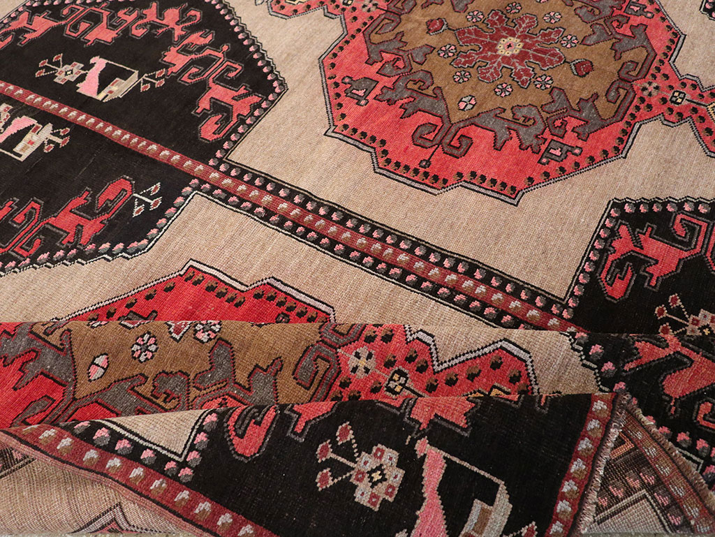Vintage Turkish Anatolian Room Size Carpet, No.33256 - Galerie Shabab
