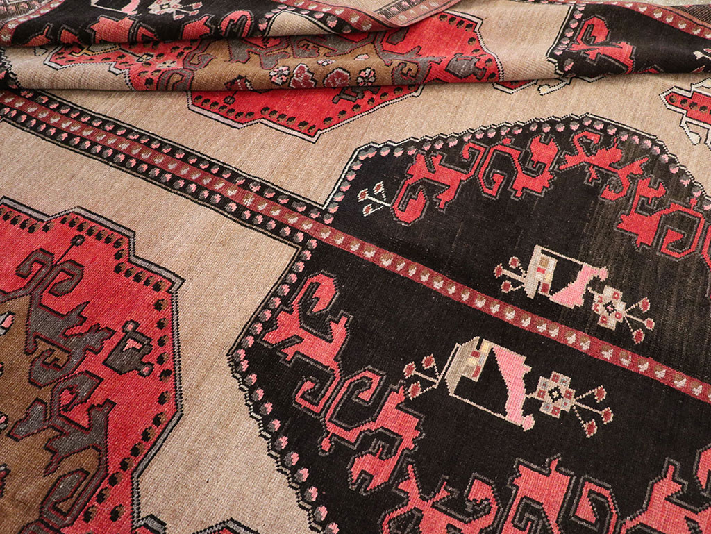 Vintage Turkish Anatolian Room Size Carpet, No.33256 - Galerie Shabab