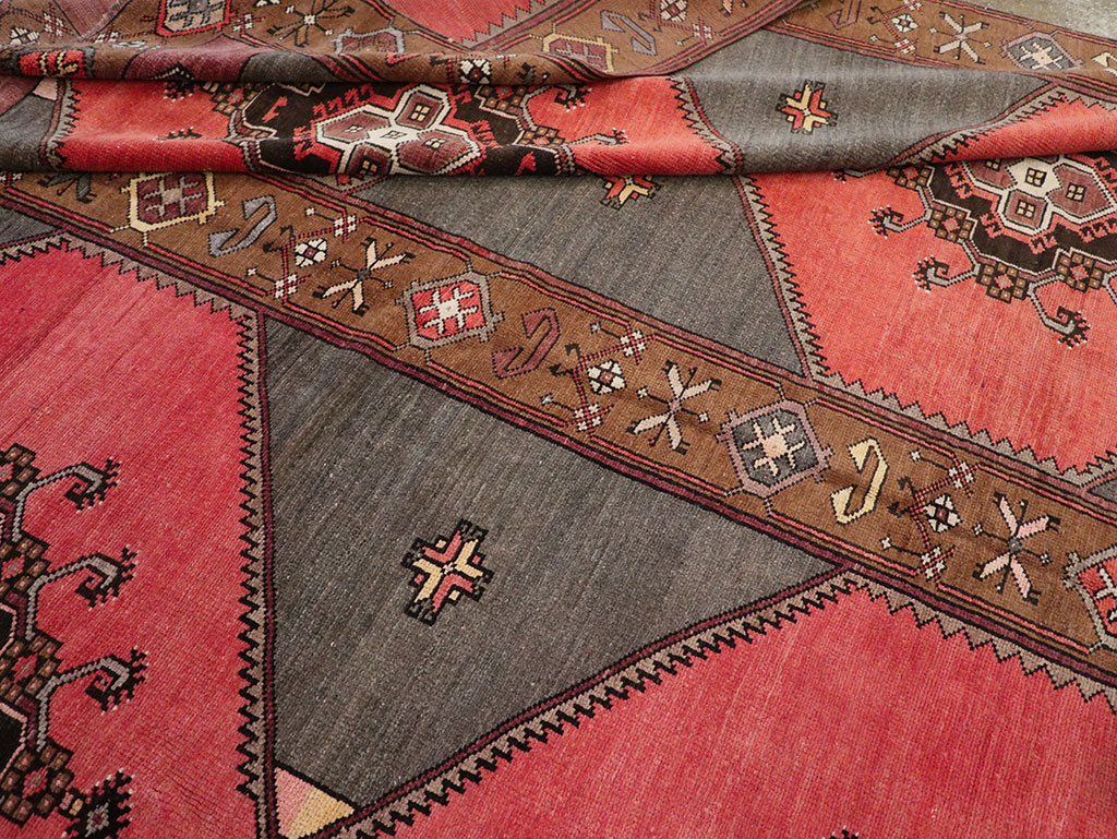 Vintage Turkish Anatolian Room Size Carpet, No.33257 - Galerie Shabab