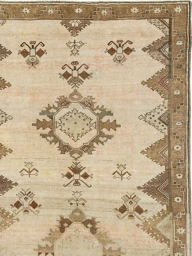 Vintage Turkish Anatolian Room Size Carpet, No.33273 - Galerie Shabab