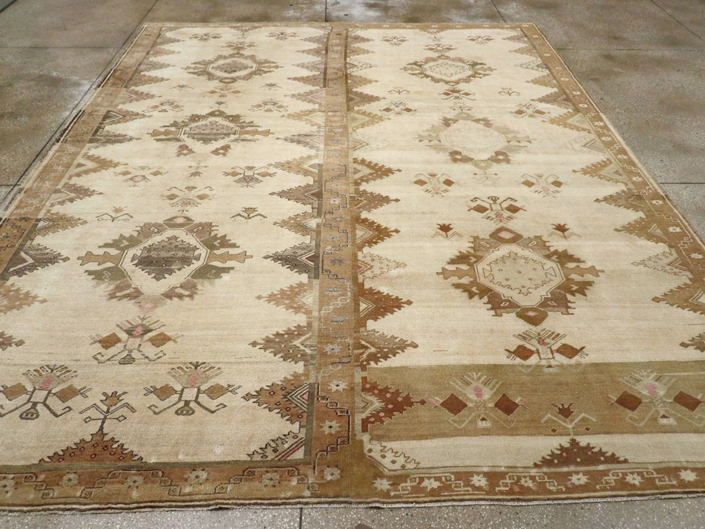 Vintage Turkish Anatolian Room Size Carpet, No.33273 - Galerie Shabab