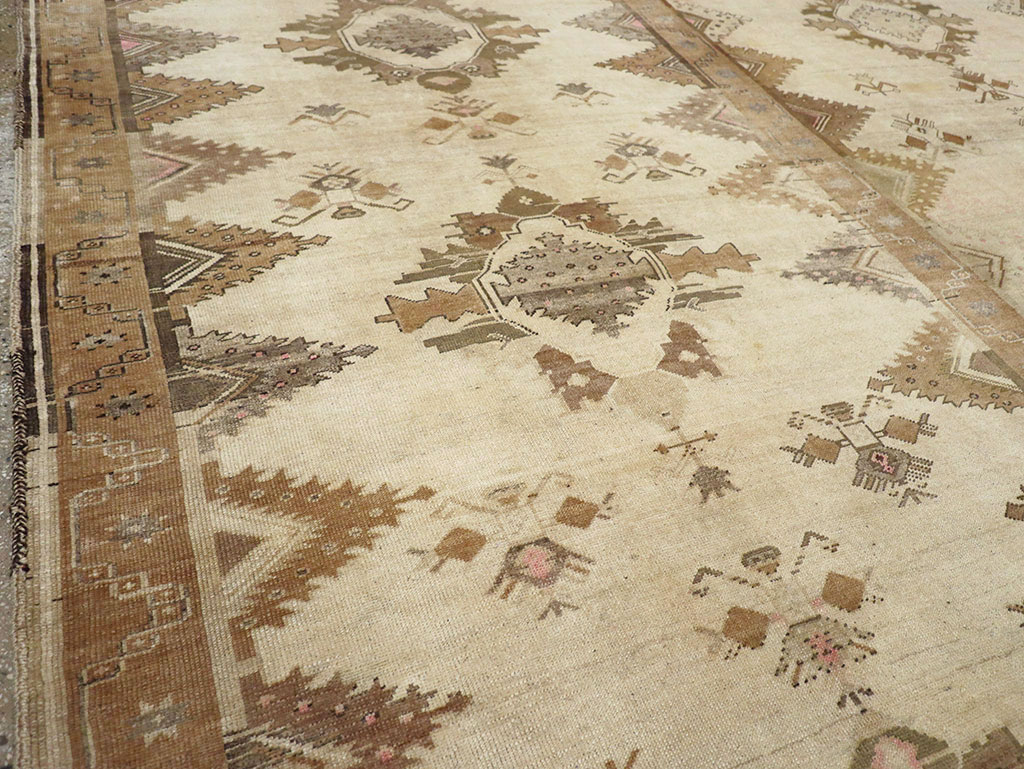 Vintage Turkish Anatolian Room Size Carpet, No.33273 - Galerie Shabab