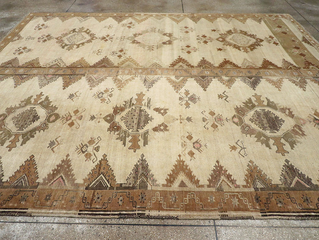 Vintage Turkish Anatolian Room Size Carpet, No.33273 - Galerie Shabab