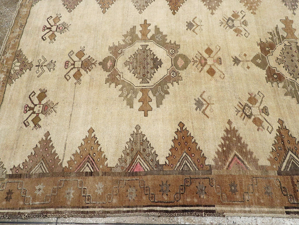 Vintage Turkish Anatolian Room Size Carpet, No.33273 - Galerie Shabab