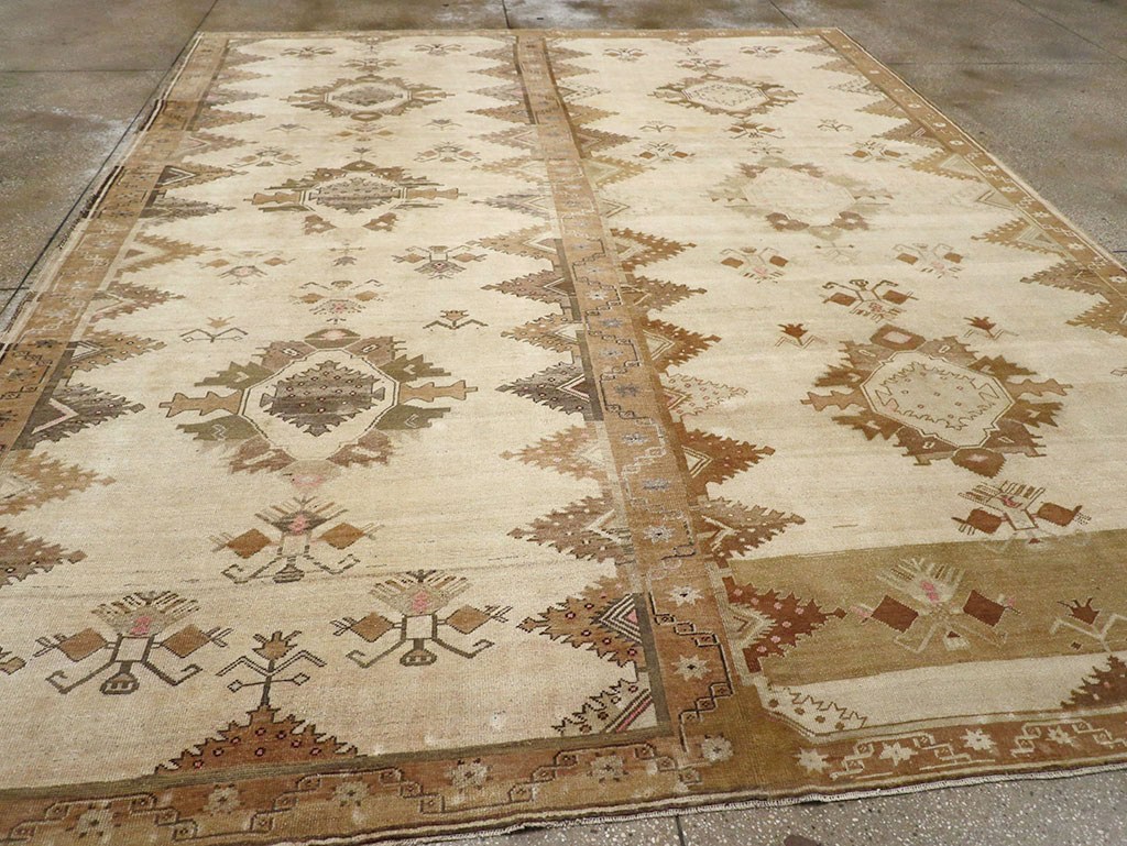 Vintage Turkish Anatolian Room Size Carpet, No.33273 - Galerie Shabab