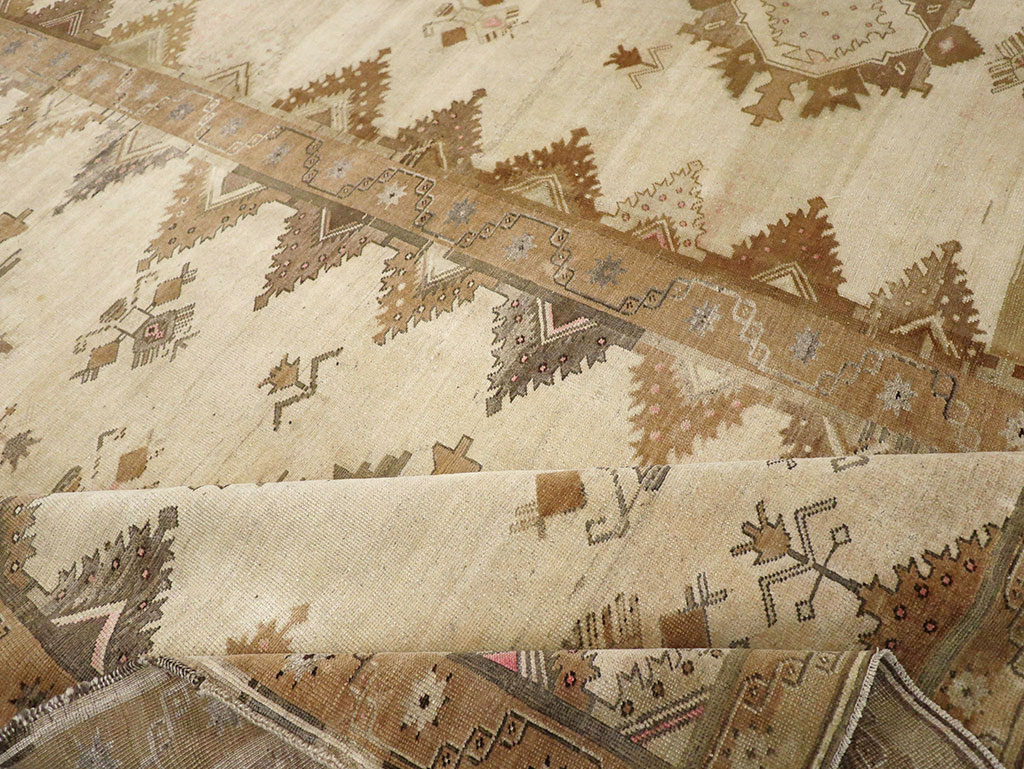 Vintage Turkish Anatolian Room Size Carpet, No.33273 - Galerie Shabab