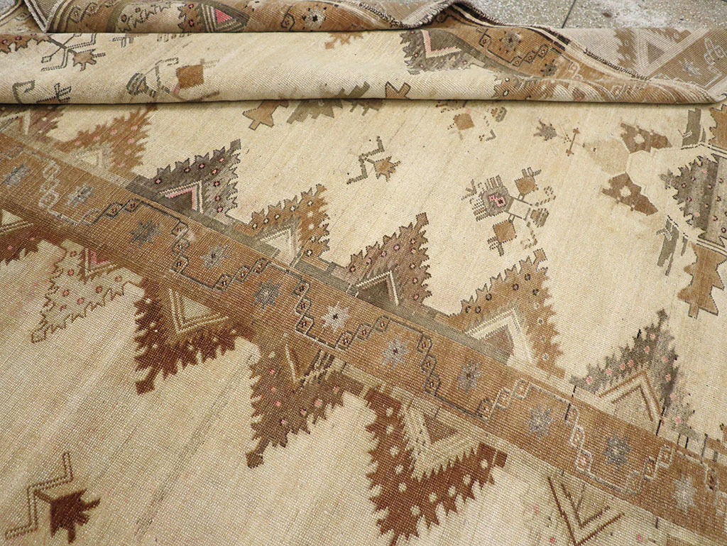 Vintage Turkish Anatolian Room Size Carpet, No.33273 - Galerie Shabab