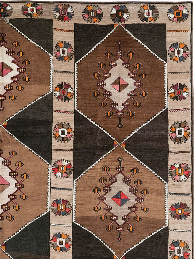 Vintage Turkish Anatolian Room Size Carpet, No.33275 - Galerie Shabab