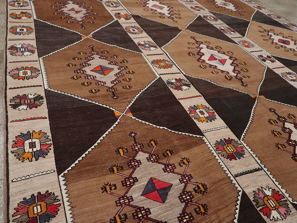 Vintage Turkish Anatolian Room Size Carpet, No.33275 - Galerie Shabab