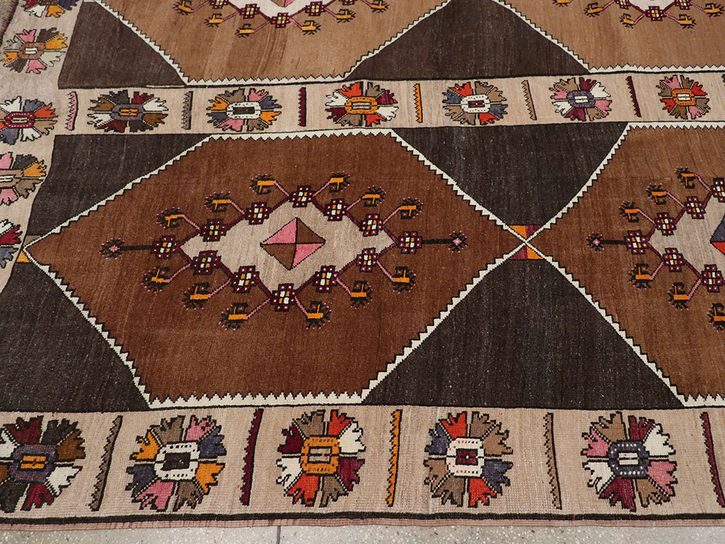 Vintage Turkish Anatolian Room Size Carpet, No.33275 - Galerie Shabab