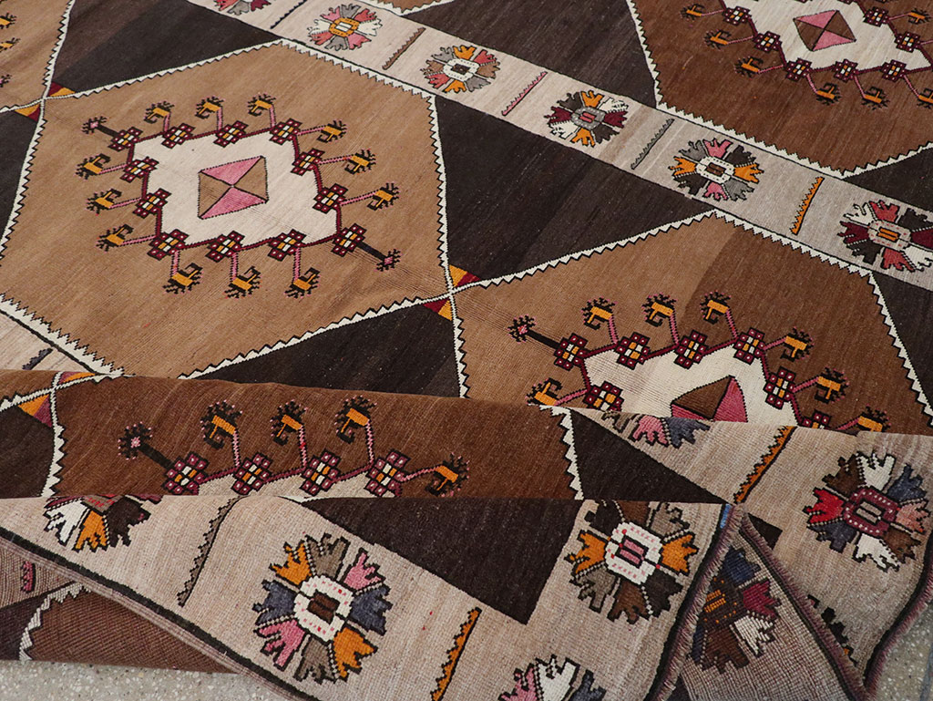 Vintage Turkish Anatolian Room Size Carpet, No.33275 - Galerie Shabab
