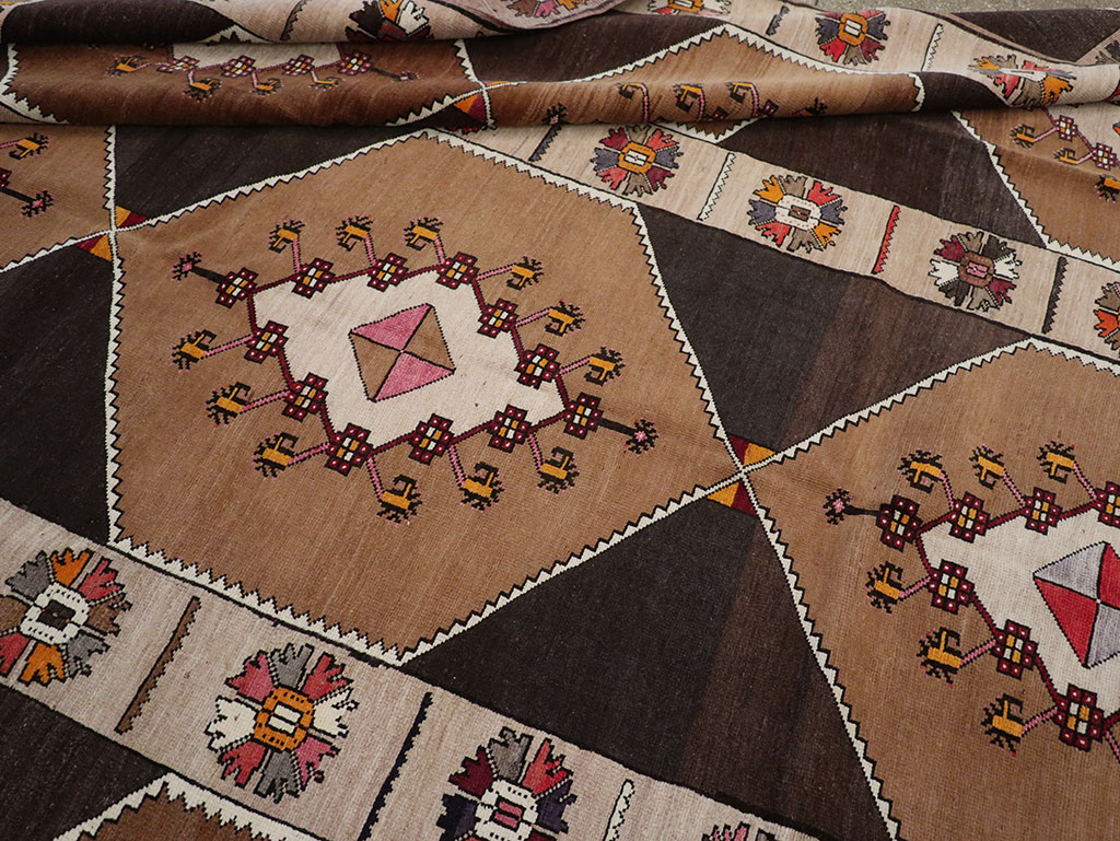 Vintage Turkish Anatolian Room Size Carpet, No.33275 - Galerie Shabab