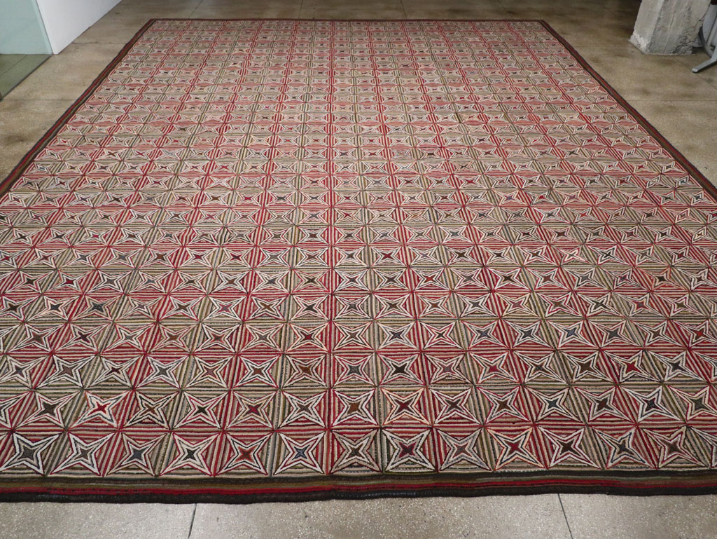 Modern Ecuadorian Hooked Rug in the American Style, No.33322 - Galerie Shabab
