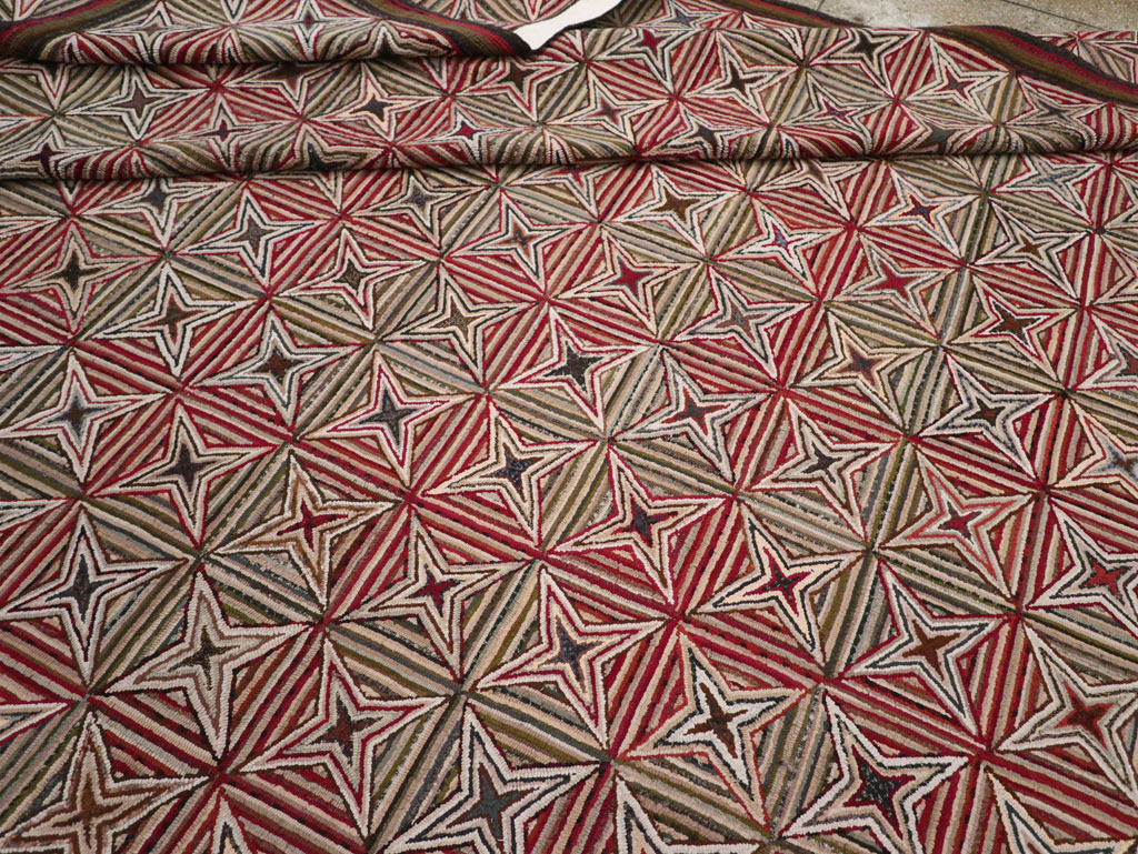 Modern Ecuadorian Hooked Rug in the American Style, No.33322 - Galerie Shabab