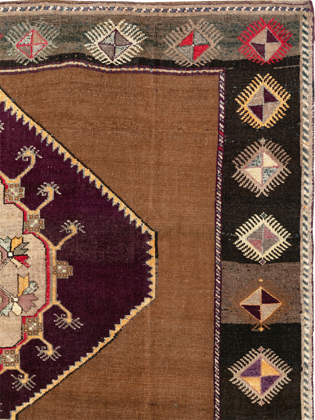 Vintage Turkish Anatolian Tribal Room Size Carpet, No.33346 - Galerie Shabab