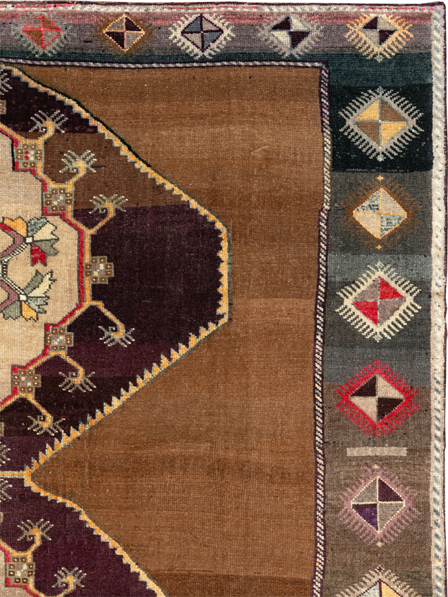 Vintage Turkish Anatolian Tribal Room Size Carpet, No.33346 - Galerie Shabab