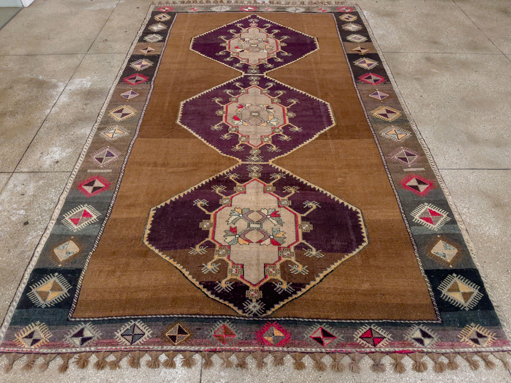 Vintage Turkish Anatolian Tribal Room Size Carpet, No.33346 - Galerie Shabab