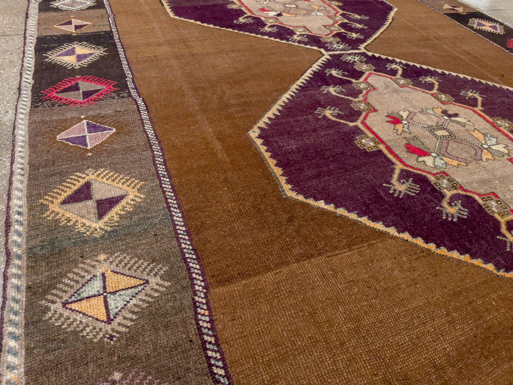 Vintage Turkish Anatolian Tribal Room Size Carpet, No.33346 - Galerie Shabab
