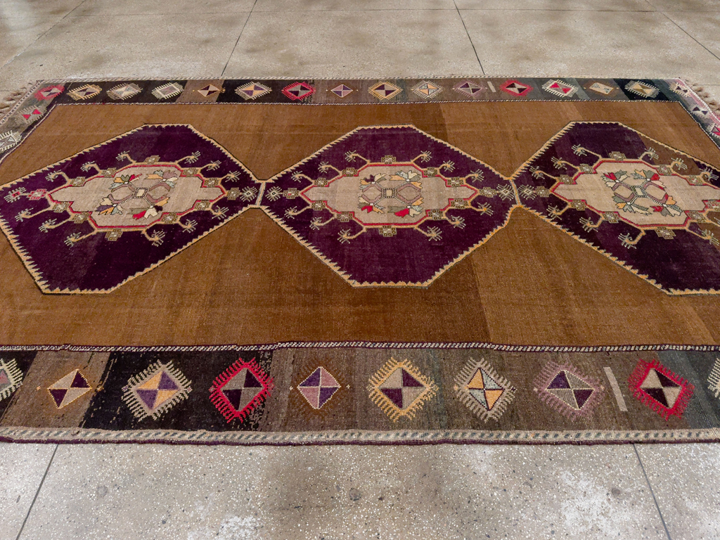 Vintage Turkish Anatolian Tribal Room Size Carpet, No.33346 - Galerie Shabab