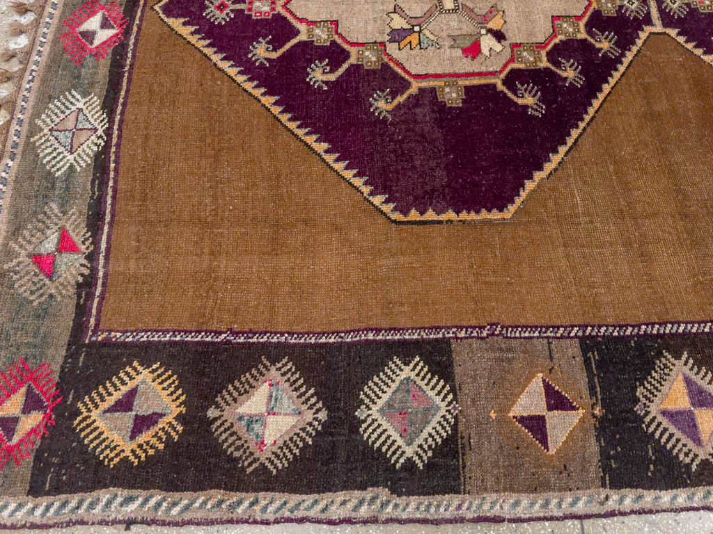Vintage Turkish Anatolian Tribal Room Size Carpet, No.33346 - Galerie Shabab