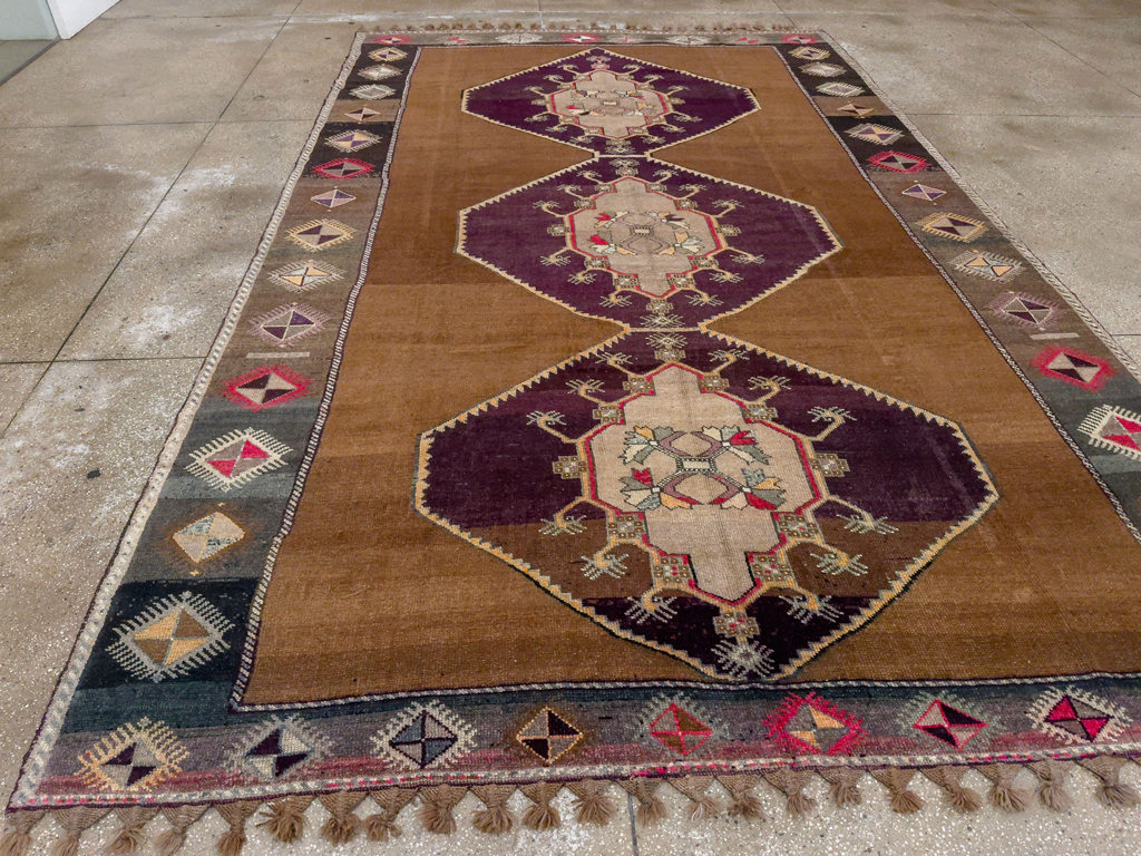 Vintage Turkish Anatolian Tribal Room Size Carpet, No.33346 - Galerie Shabab