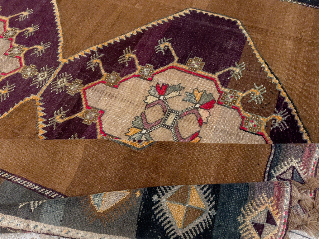 Vintage Turkish Anatolian Tribal Room Size Carpet, No.33346 - Galerie Shabab
