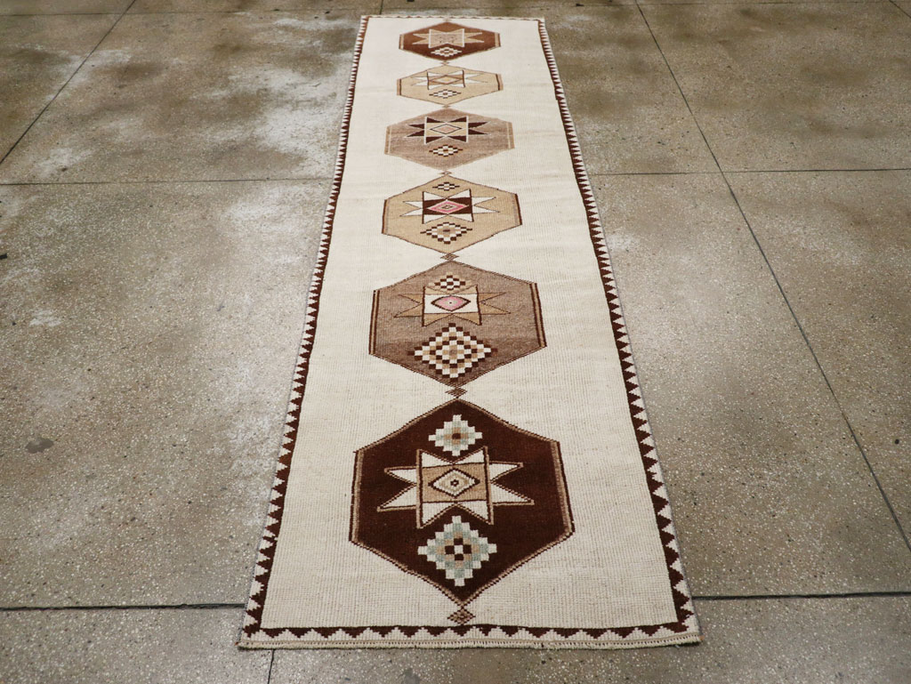 Vintage Turkish Anatolian Runner, No.33373 - Galerie Shabab