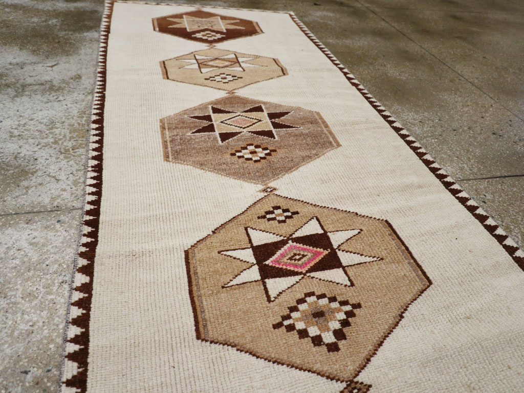 Vintage Turkish Anatolian Runner, No.33373 - Galerie Shabab