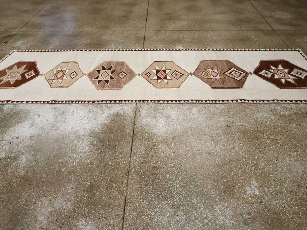 Vintage Turkish Anatolian Runner, No.33373 - Galerie Shabab