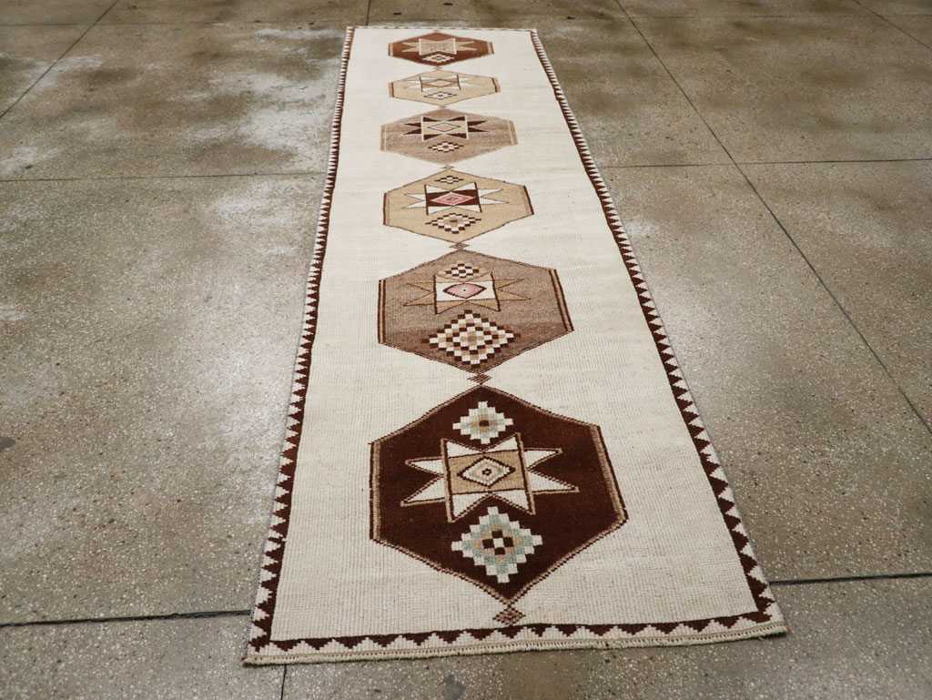 Vintage Turkish Anatolian Runner, No.33373 - Galerie Shabab