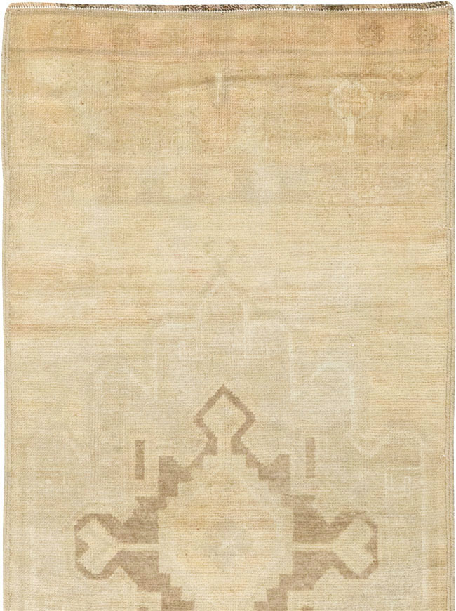 Vintage Turkish Anatolian Runner, No.33385 - Galerie Shabab