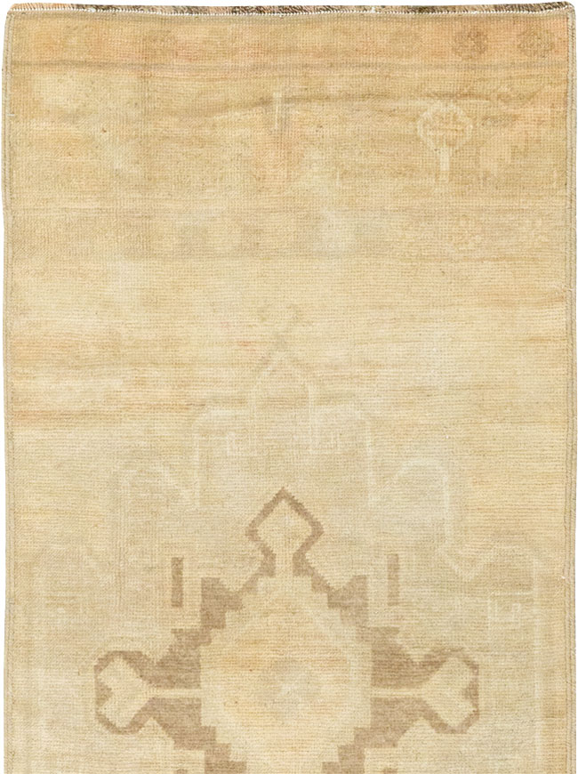 Vintage Turkish Anatolian Runner, No.33385 - Galerie Shabab