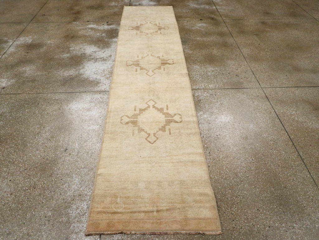 Vintage Turkish Anatolian Runner, No.33385 - Galerie Shabab