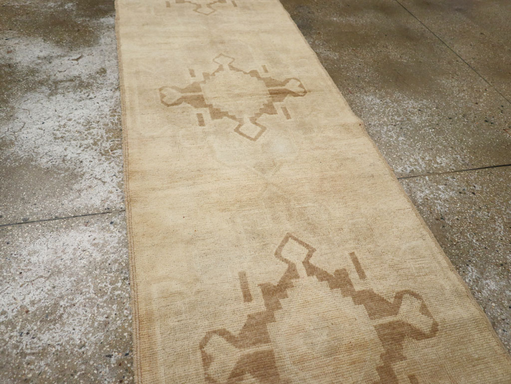 Vintage Turkish Anatolian Runner, No.33385 - Galerie Shabab