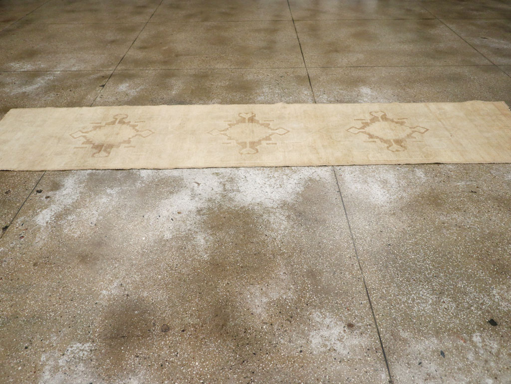 Vintage Turkish Anatolian Runner, No.33385 - Galerie Shabab